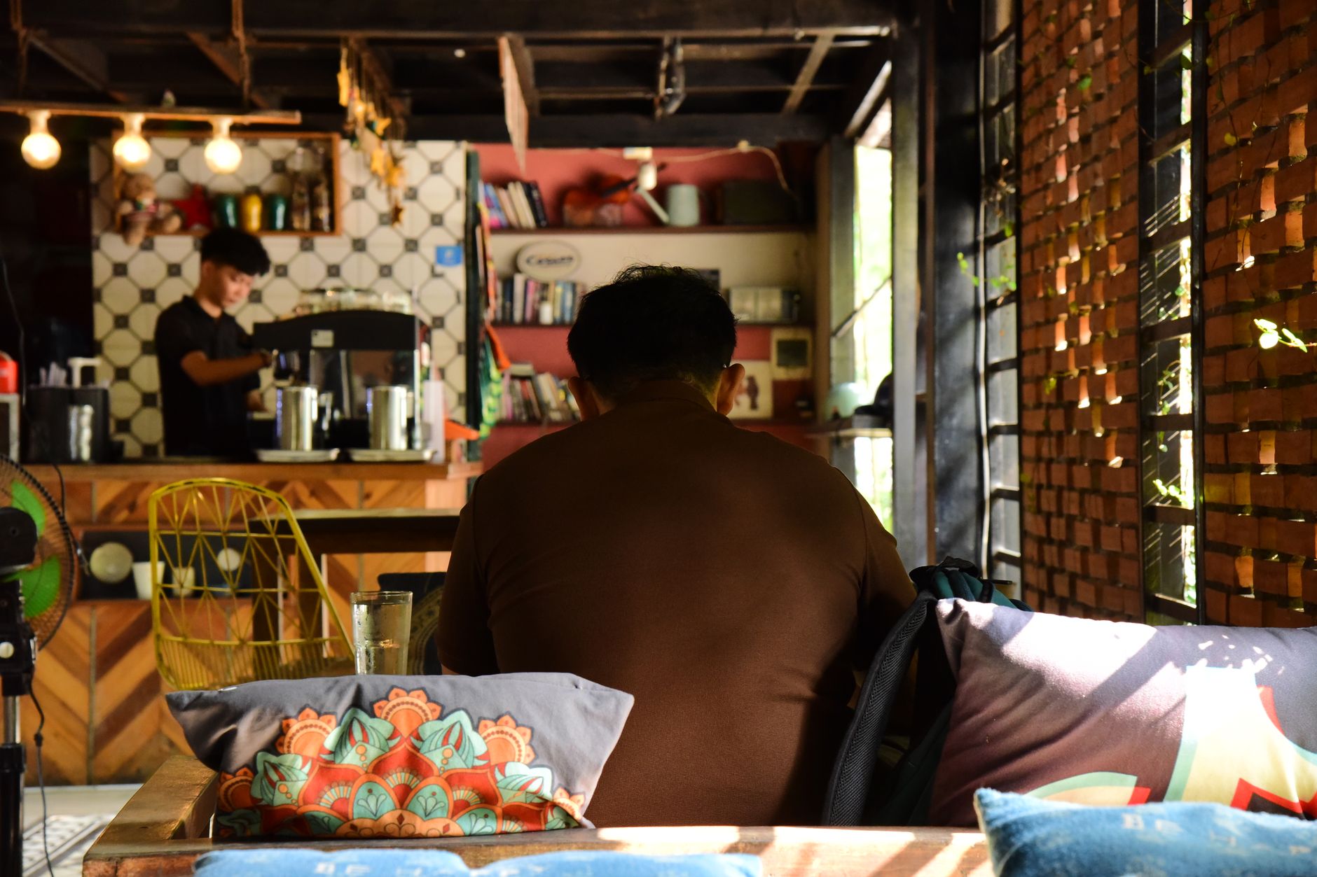 A customer choosing the cafe that comes to mind for a quiet morning