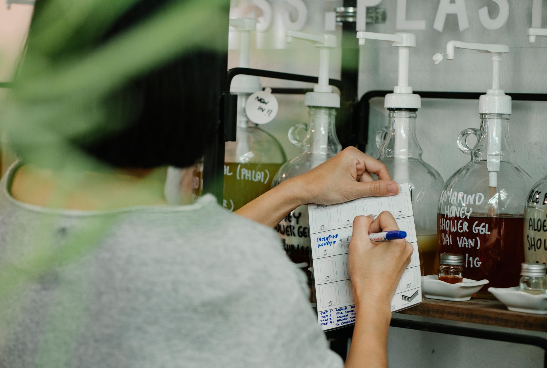 A shop assistant writing a short handwritten thank-you note