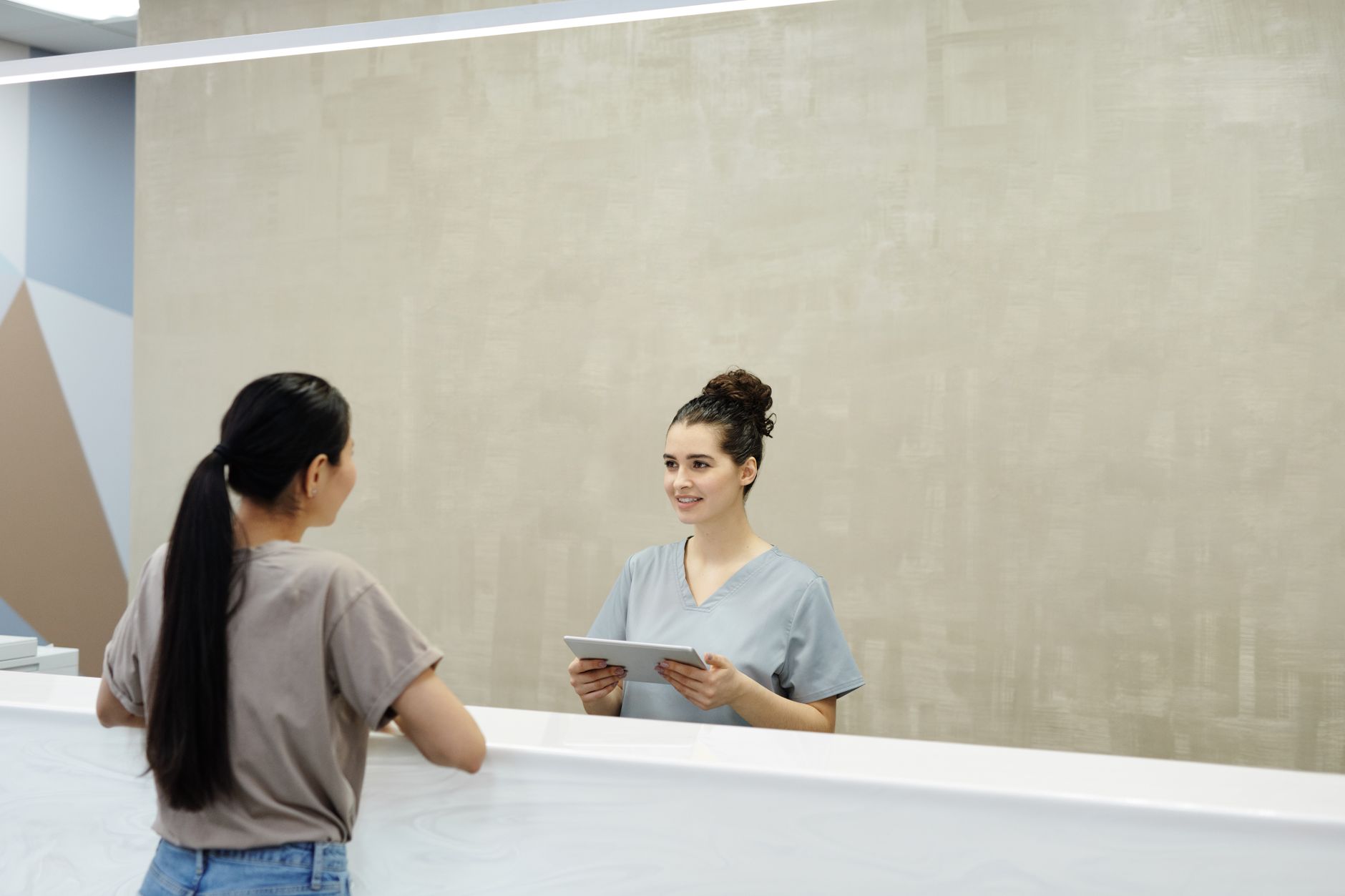 A salon receptionist reassuring a new customer with recent reviews