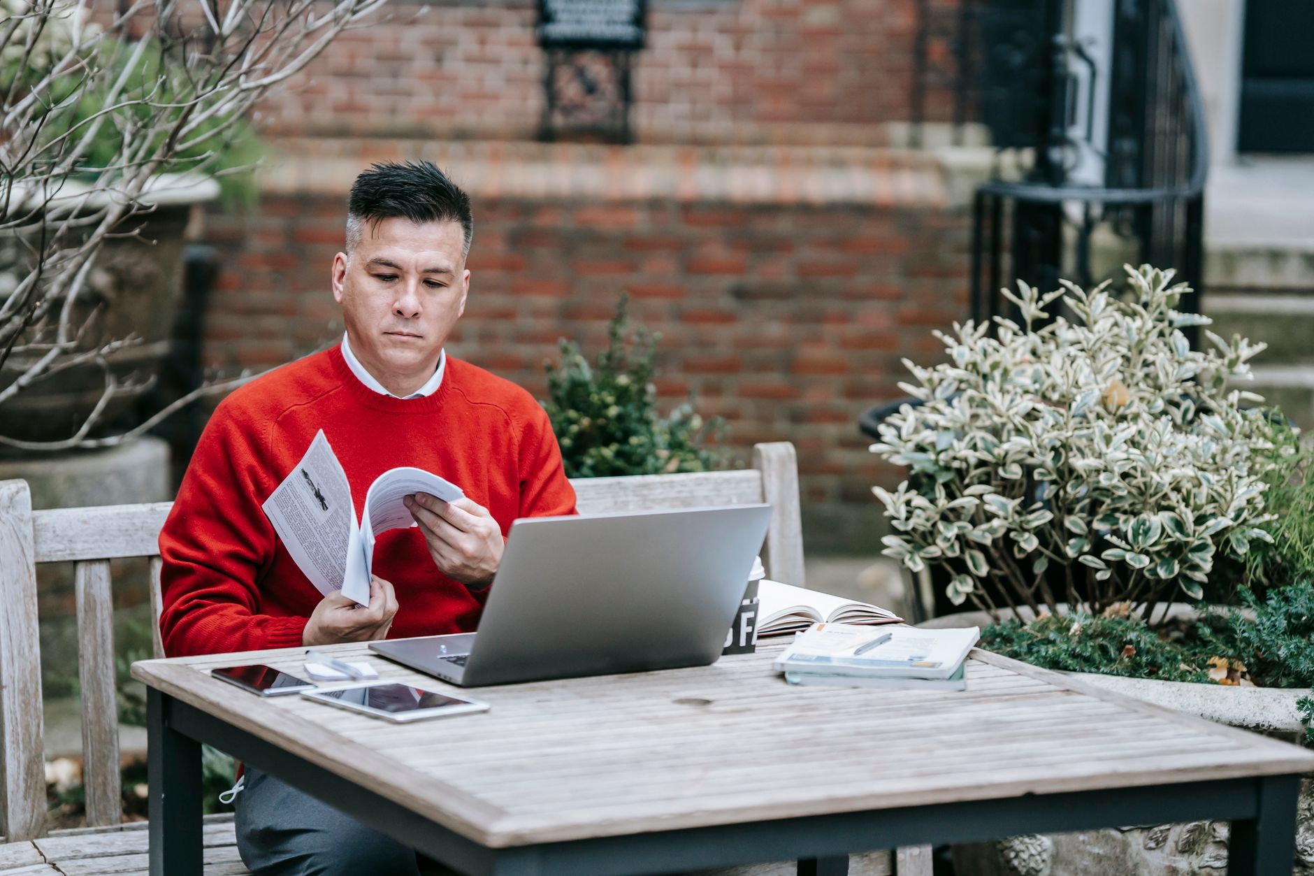 A course creator reading customer reviews for research