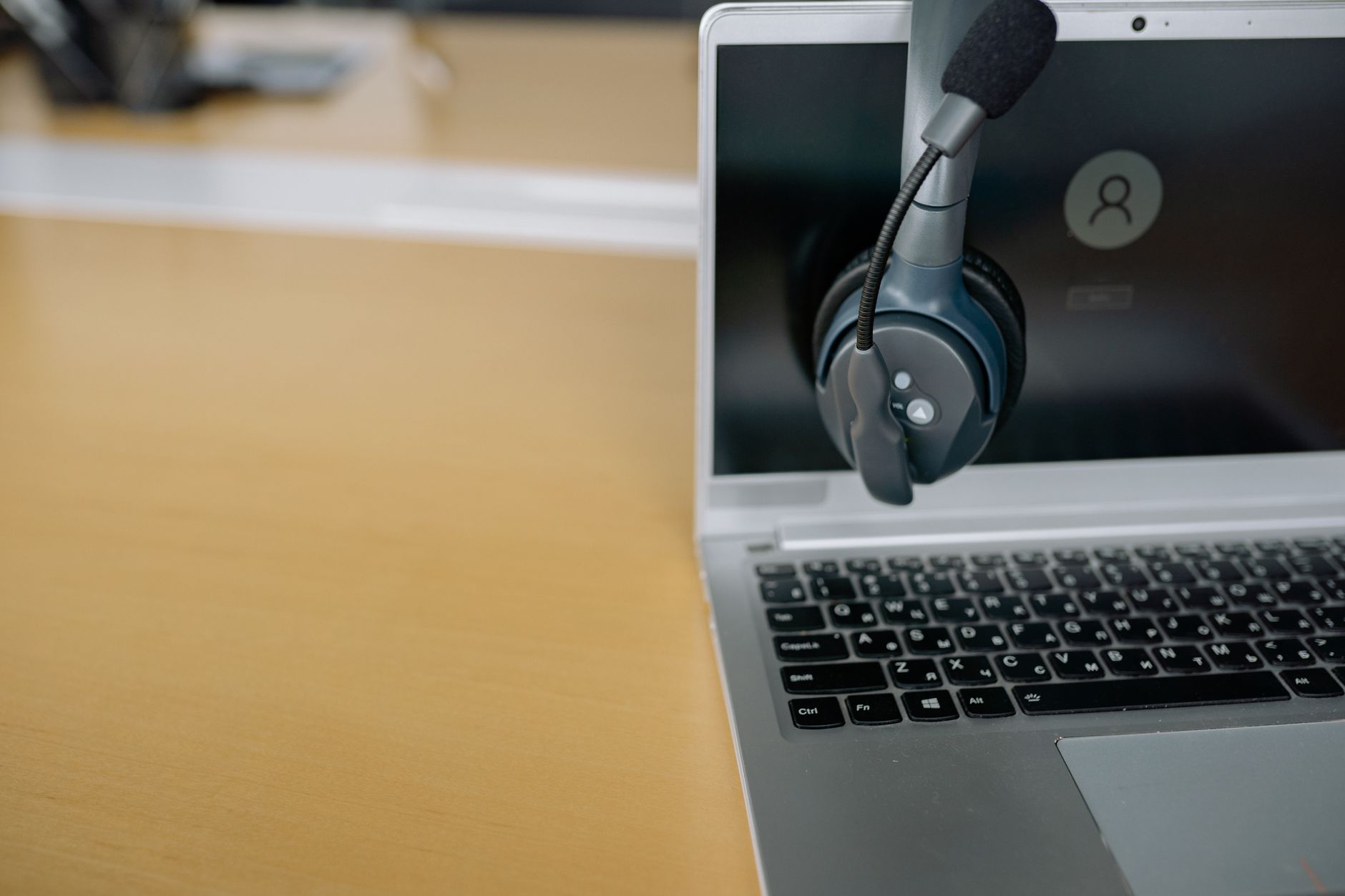 A founder welcomes a new customer on a video call, onboarding an early launch buyer to turn them into a referrer.