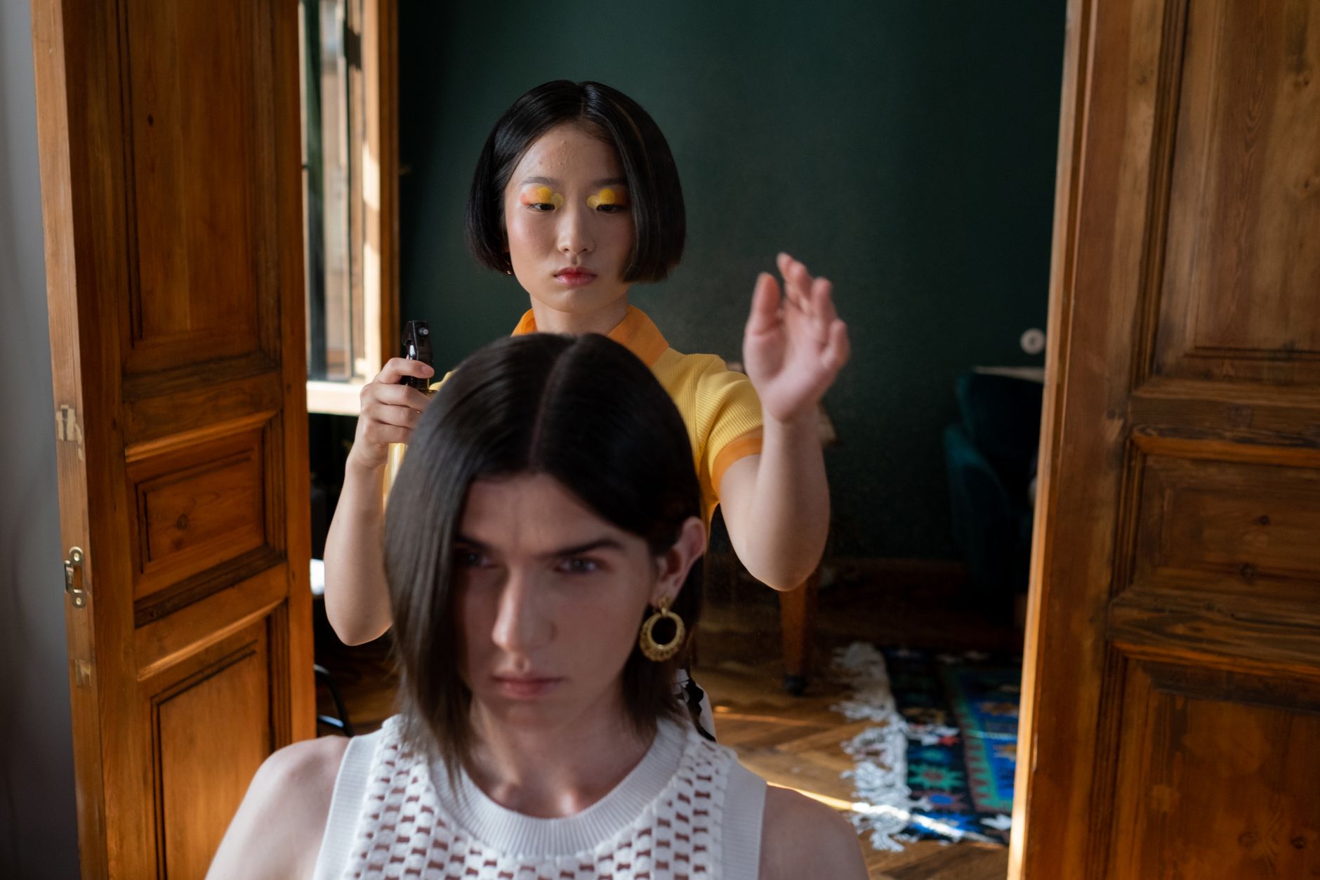 A hairdresser welcoming a client who came back by name