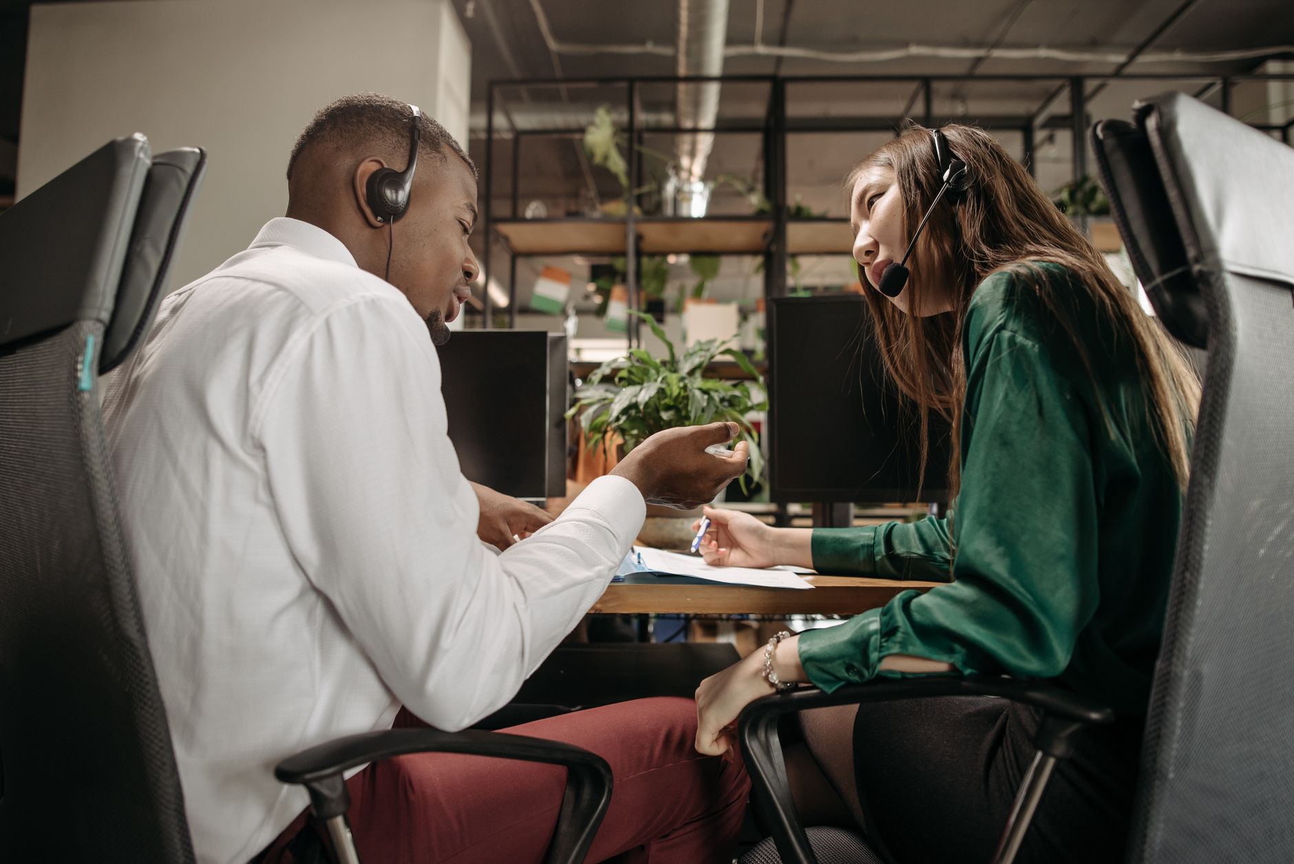 Two colleagues discussing different types of shopper