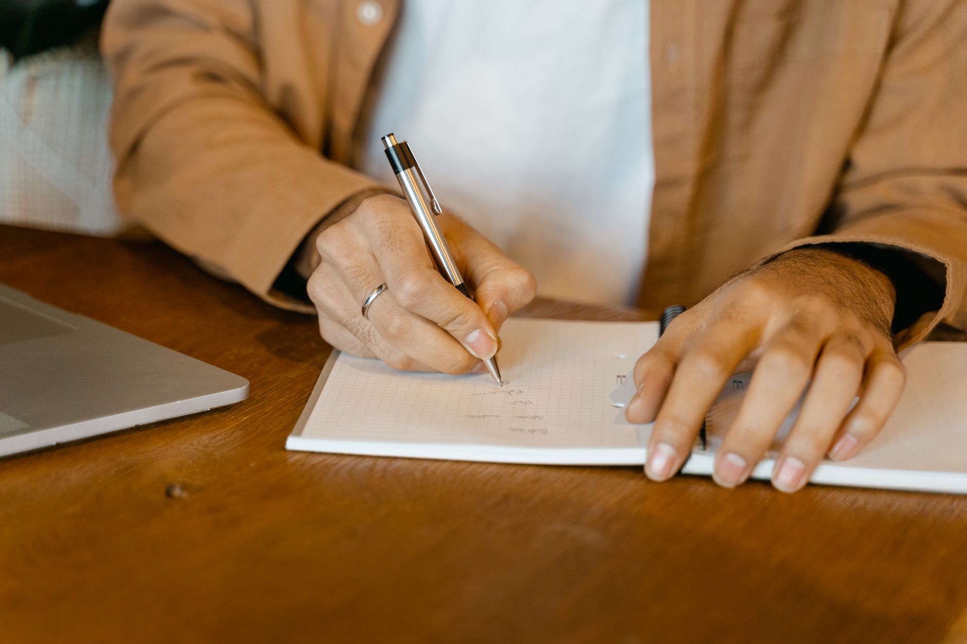 A course creator working through a numbered marketing checklist