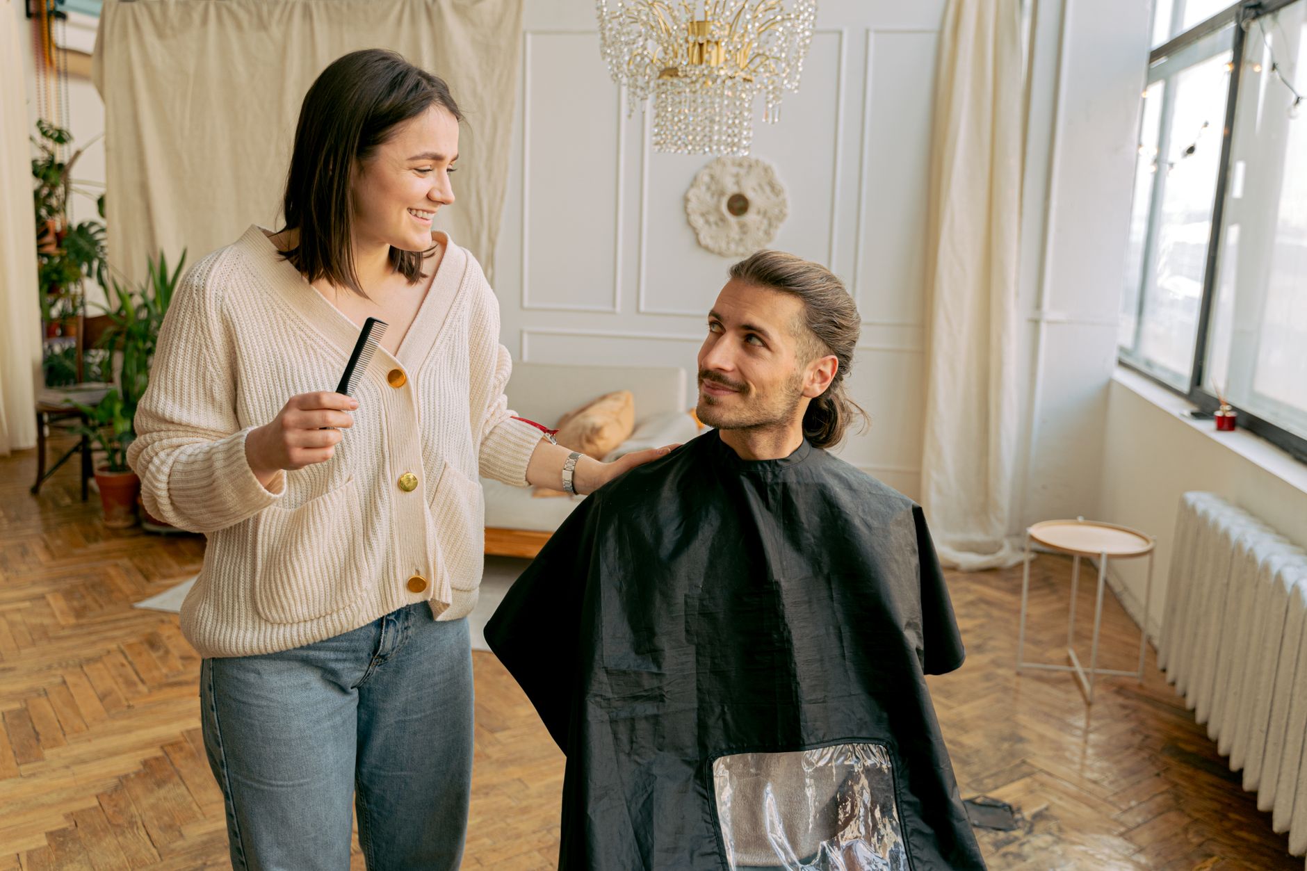 A hairdresser building a recognisable, warm relationship with a client